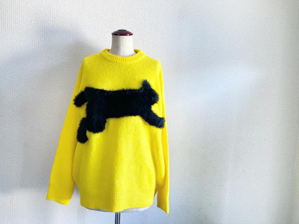 【大切なものを運んできてくれそうな飛び黒猫の黄色いセーター】 1枚目の画像