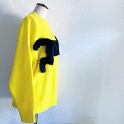 【大切なものを運んできてくれそうな飛び黒猫の黄色いセーター】 2枚目の画像