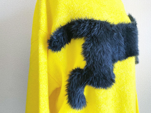【大切なものを運んできてくれそうな飛び黒猫の黄色いセーター】 4枚目の画像