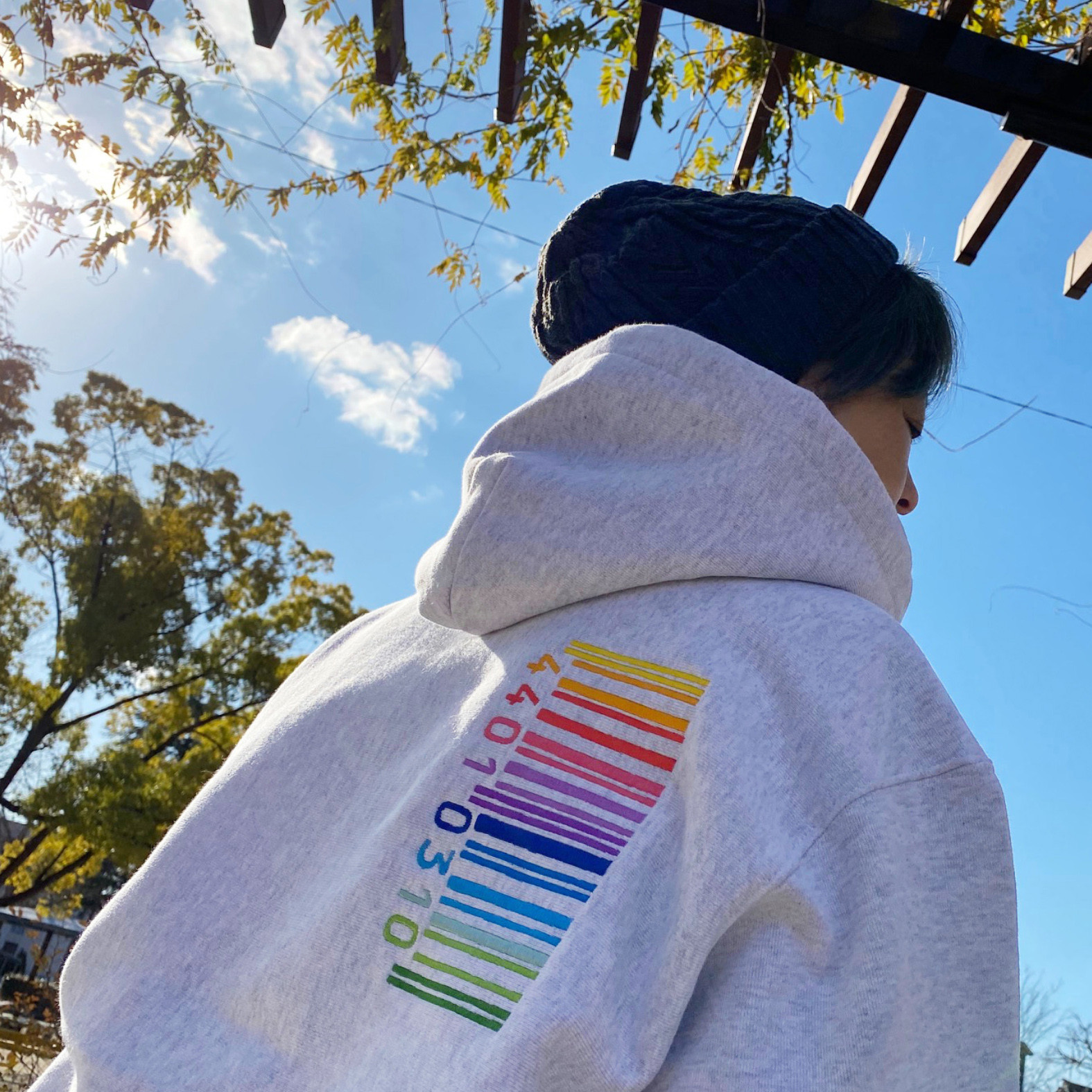 刺繍☆パーカー【ジップアップ】／アッシュグレーの虹色バーコード 12oz