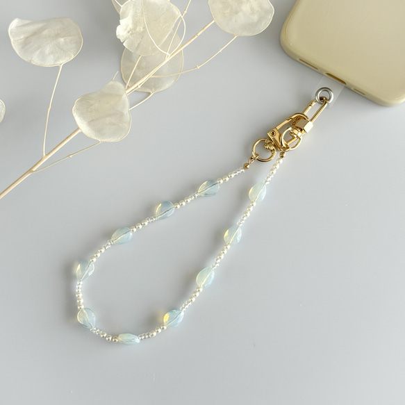 しずくオパールのハンドストラップ(ブレスレットのようなスマホ