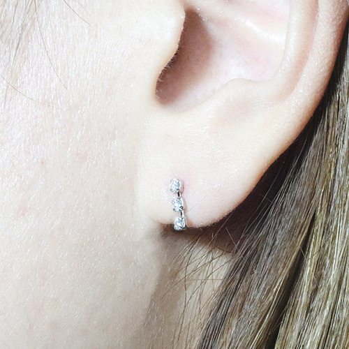 K18 0.14ct ラインダイヤモンドピアス ゴールド 3石 18金 しなやか 