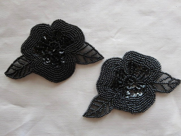 フランス・パリの手芸店  ビーズ製品　花ブラック  お花モチーフ・アップリケ・刺繍 2枚目の画像