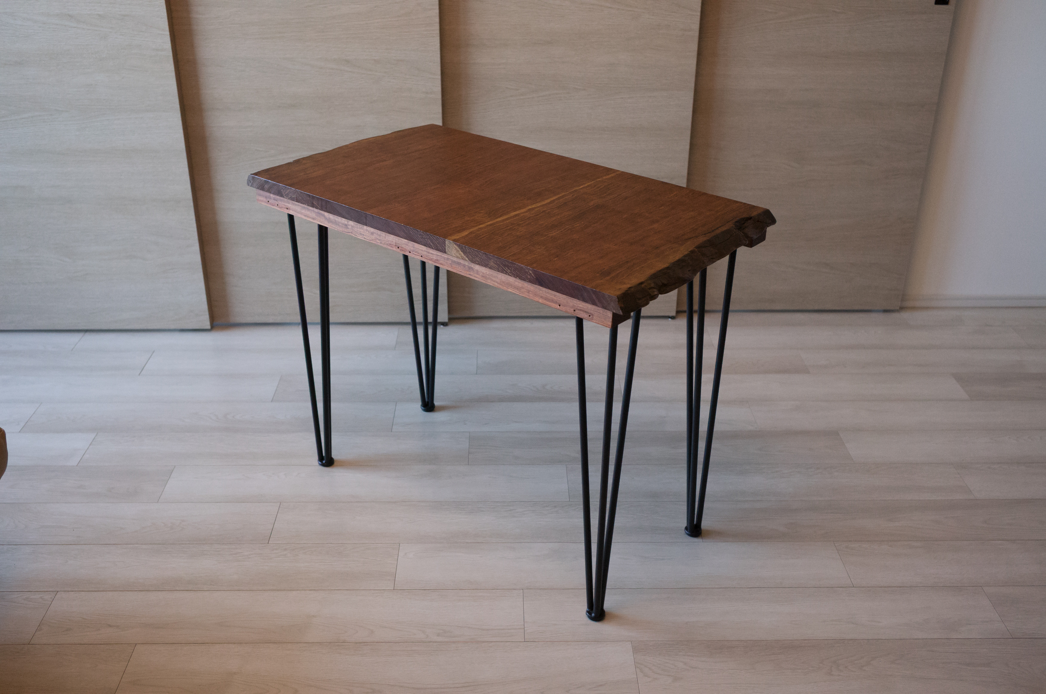 (古材使用)耳付きブビンガ(無垢)の天板にアイアンレグのサイドテーブル。天板のブビンガは風変わりな波のよう模様が特徴的。
