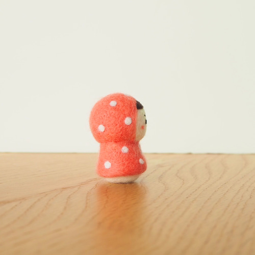 羊毛フェルト＞手のりサイズのミニこけし（雨がっぱPink） 羊毛