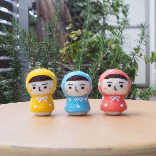 羊毛フェルト＞手のりサイズのミニこけし（雨がっぱPink） 羊毛