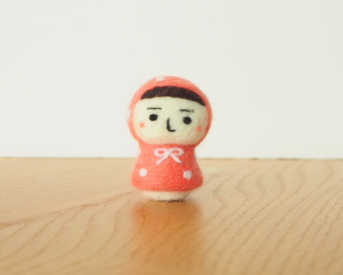 羊毛フェルト＞手のりサイズのミニこけし（雨がっぱPink） 羊毛