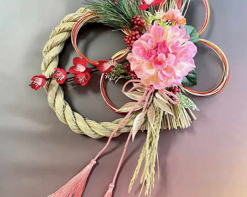 しめ縄リース　薄いピンク系ダリア 早割＊可愛いピンクダリアと五重水引きで祝う新年のお正月しめ縄飾り