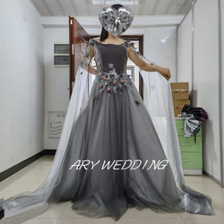 豪華！彩色洋裝灰色蓬鬆袖花朵圖案公主線派對後新娘舞台禮服長裙 第1張的照片