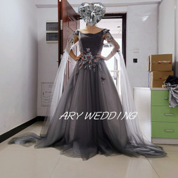 豪華！彩色洋裝灰色蓬鬆袖花朵圖案公主線派對後新娘舞台禮服長裙 第6張的照片