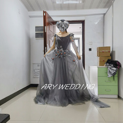 豪華！彩色洋裝灰色蓬鬆袖花朵圖案公主線派對後新娘舞台禮服長裙 第5張的照片