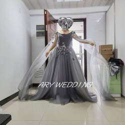 豪華！彩色洋裝灰色蓬鬆袖花朵圖案公主線派對後新娘舞台禮服長裙 第2張的照片