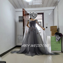 豪華！彩色洋裝灰色蓬鬆袖花朵圖案公主線派對後新娘舞台禮服長裙 第3張的照片