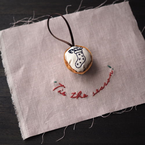 くるみの殻を使った手刺繍のクリスマスオーナメント-Cセット