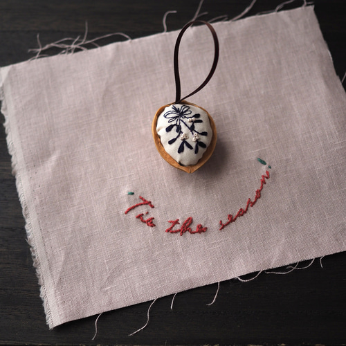 くるみの殻を使った手刺繍のクリスマスオーナメント-Cセット