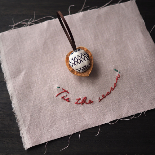 くるみの殻を使った手刺繍のクリスマスオーナメント-Cセット