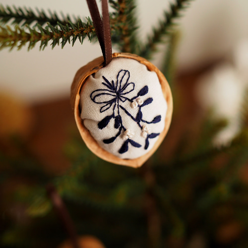くるみの殻を使った手刺繍のクリスマスオーナメント-Cセット