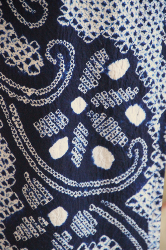 ◇現代 有松鳴海絞　浴衣◇【紺】スモールサイズ　総絞りにアラベスク調の花ラインで着姿綺麗　裄65ｃｍ袖長め木綿浴衣 16枚目の画像
