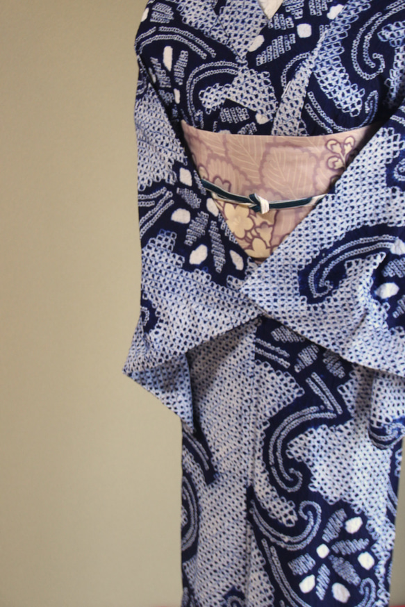 ◇現代 有松鳴海絞　浴衣◇【紺】スモールサイズ　総絞りにアラベスク調の花ラインで着姿綺麗　裄65ｃｍ袖長め木綿浴衣 8枚目の画像
