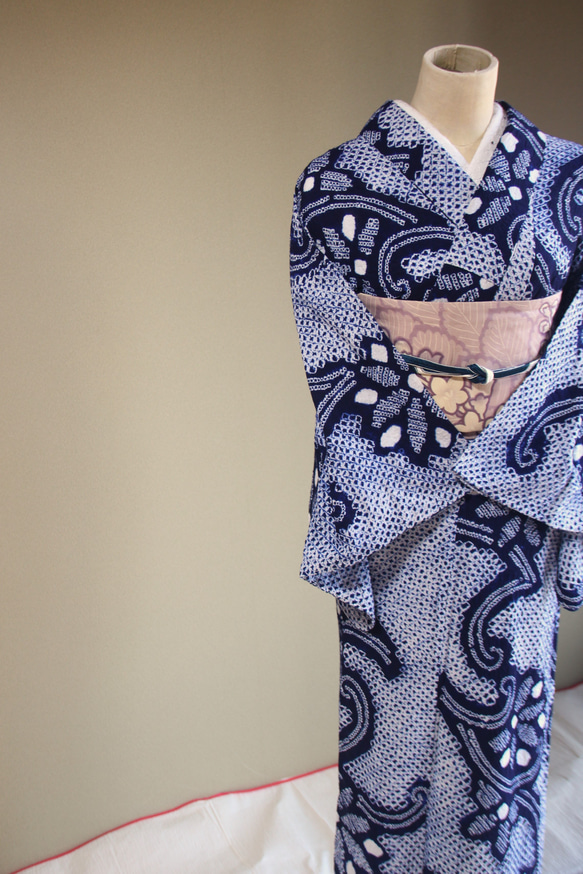 ◇現代 有松鳴海絞　浴衣◇【紺】スモールサイズ　総絞りにアラベスク調の花ラインで着姿綺麗　裄65ｃｍ袖長め木綿浴衣 3枚目の画像
