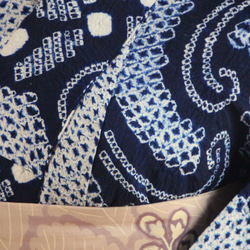 ◇現代 有松鳴海絞　浴衣◇【紺】スモールサイズ　総絞りにアラベスク調の花ラインで着姿綺麗　裄65ｃｍ袖長め木綿浴衣 15枚目の画像