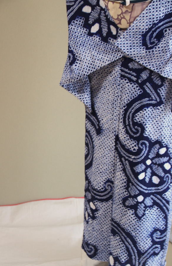 ◇現代 有松鳴海絞　浴衣◇【紺】スモールサイズ　総絞りにアラベスク調の花ラインで着姿綺麗　裄65ｃｍ袖長め木綿浴衣 10枚目の画像