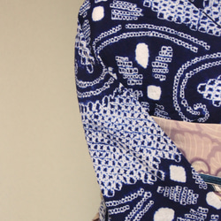 ◇現代 有松鳴海絞　浴衣◇【紺】スモールサイズ　総絞りにアラベスク調の花ラインで着姿綺麗　裄65ｃｍ袖長め木綿浴衣 2枚目の画像