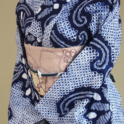 ◇現代 有松鳴海絞　浴衣◇【紺】スモールサイズ　総絞りにアラベスク調の花ラインで着姿綺麗　裄65ｃｍ袖長め木綿浴衣 4枚目の画像