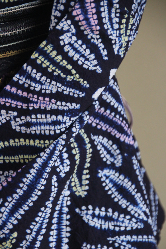 ◇現代 有松鳴海絞　浴衣◇【濃紺 桃黄】スターマインのような大輪の花が大人かっこいい　裄69ｃｍ　木綿浴衣　 8枚目の画像