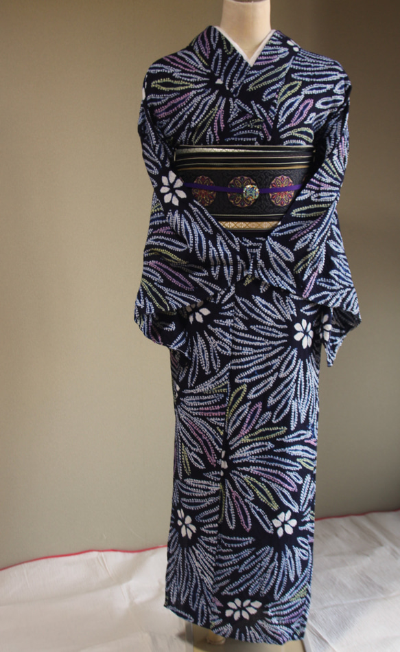 ◇現代 有松鳴海絞　浴衣◇【濃紺 桃黄】スターマインのような大輪の花が大人かっこいい　裄69ｃｍ　木綿浴衣　 1枚目の画像