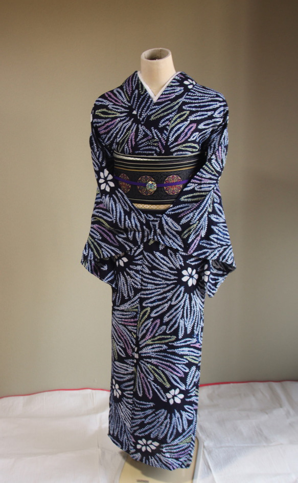 ◇現代 有松鳴海絞　浴衣◇【濃紺 桃黄】スターマインのような大輪の花が大人かっこいい　裄69ｃｍ　木綿浴衣　 4枚目の画像