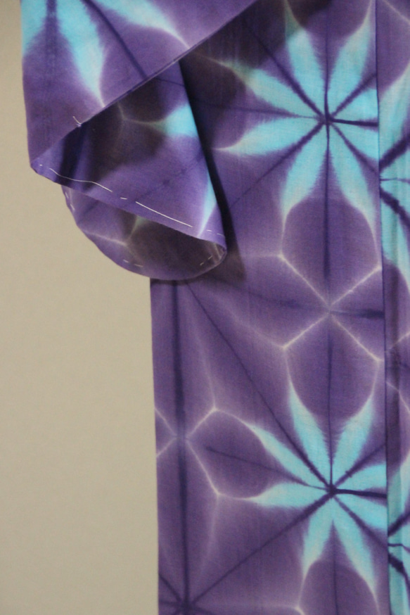 ◇現代 有松鳴海絞　浴衣◇【紫×水色】水面に漂う雪花　板締め絞り　トールサイズ裄67ｃｍ木綿浴衣　 5枚目の画像