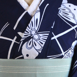 手染め藍染　型染浴衣　濃紺　胡蝶が遊ぶ古典的な美しさ　舞妓さんの浴衣のよう　トールサイズ　裄67.5ｃｍ　木綿 9枚目の画像