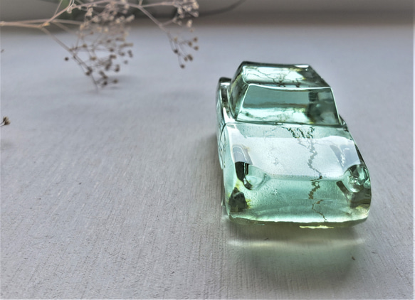 ガラスの車　置物　オブジェ 　金属箔シルバー 2枚目の画像