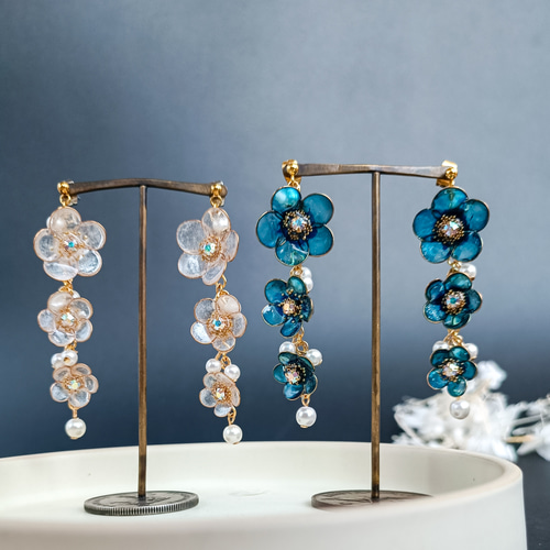 ゆらゆらと 連なって咲く花 桜 梅 【ホワイト・ブルー】ロングピアス