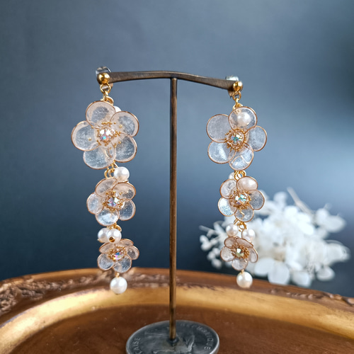 ゆらゆらと 連なって咲く花 桜 梅 【ホワイト・ブルー】ロングピアス