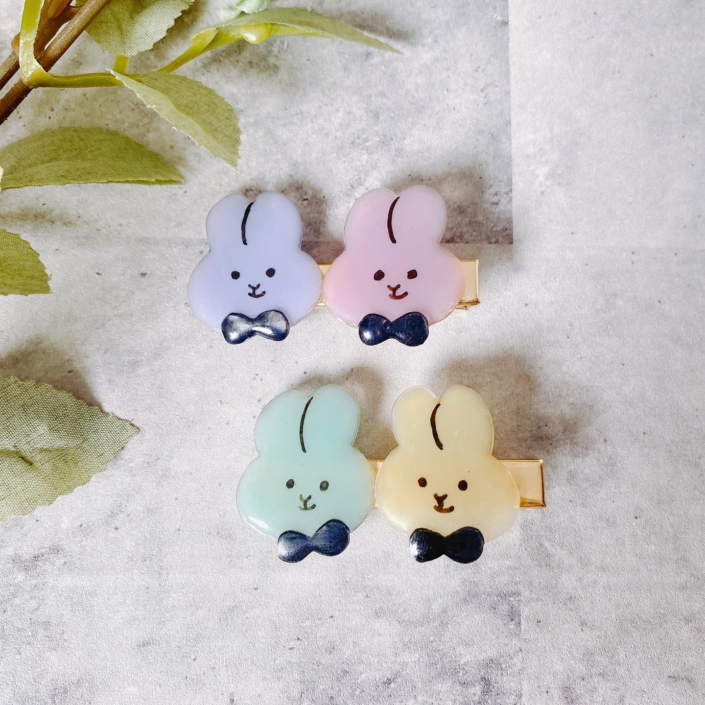 手描き✿お花うさぎのヘアゴム ハンドメイド レジン くすみブルー 青 リボン 兎 手描き✿お花うさぎのヘアゴム ハンドメイド レジン くすみ