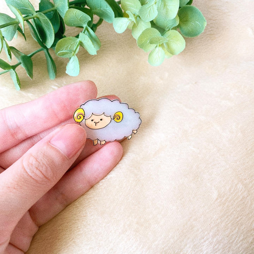 愛らしい小さい羊のプラバンブローチ 白色 レジン かわいい 大人可愛い