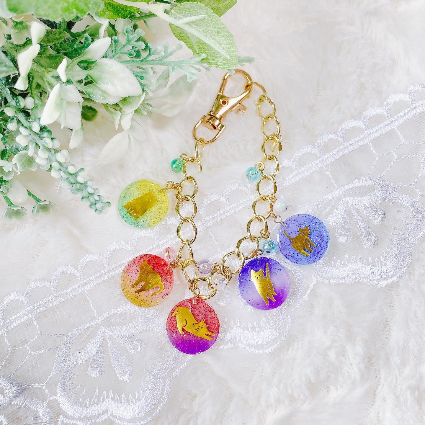 ぐでねこチャンといちご　チャーム　黄緑×水色×白 ぐでねこチャンといちごチャーム黄緑×水色×白