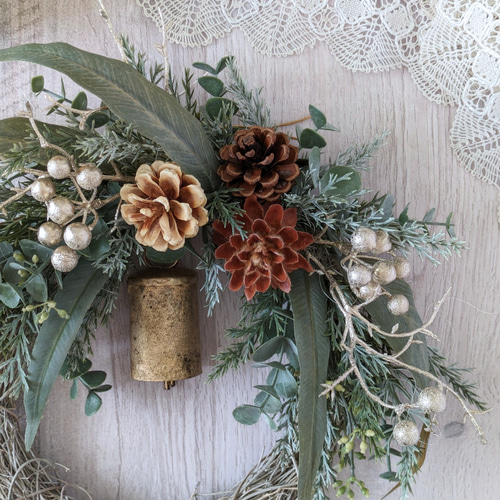 ユーカリと木ノ実と花々　リース クリスマスリース｜ゴールドユーカリ｜直径350mm｜12,000円