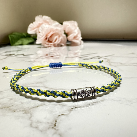 送料無料】手編みミサンガ ブレスレット（チャーム付き）黄色×青