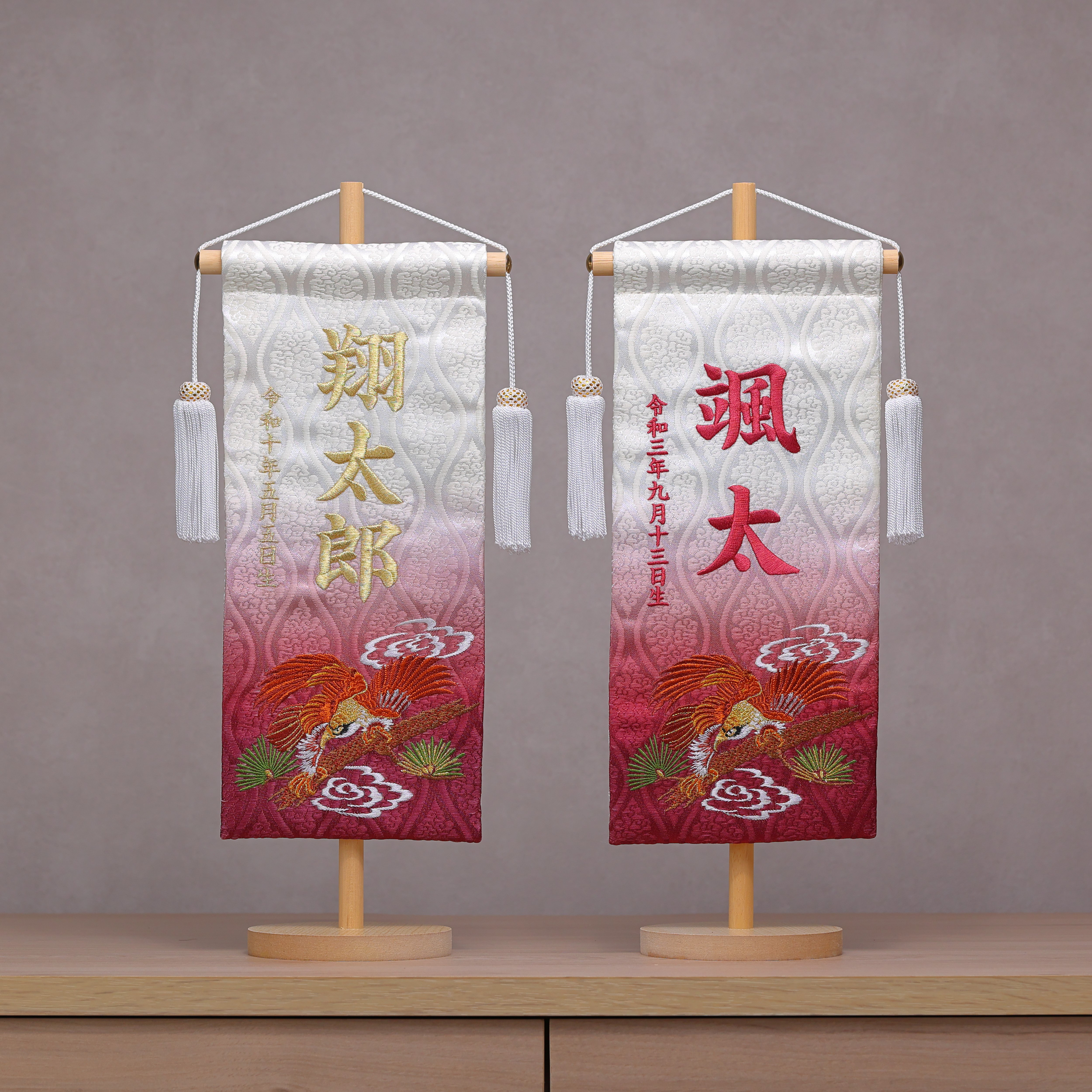 伝統ある金襴のお名前旗♪スタンド付♪鷹柄♪金襴ボカシ加工+刺繍加工「エンジ色」　名前旗　命名書