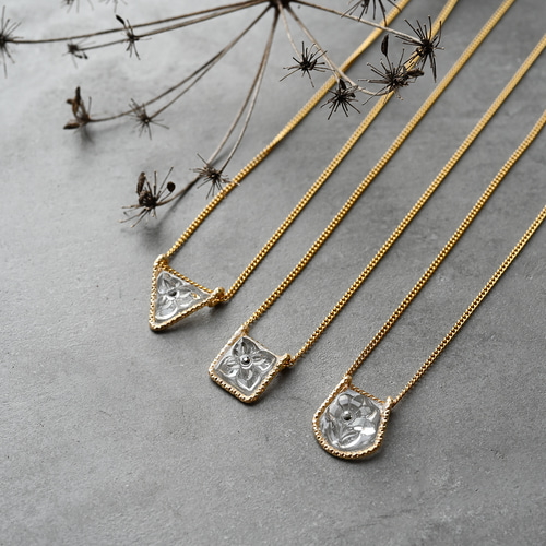 再販】ヴィンテージガラスの透明な花ネックレス［Aスクエア・ゴールド