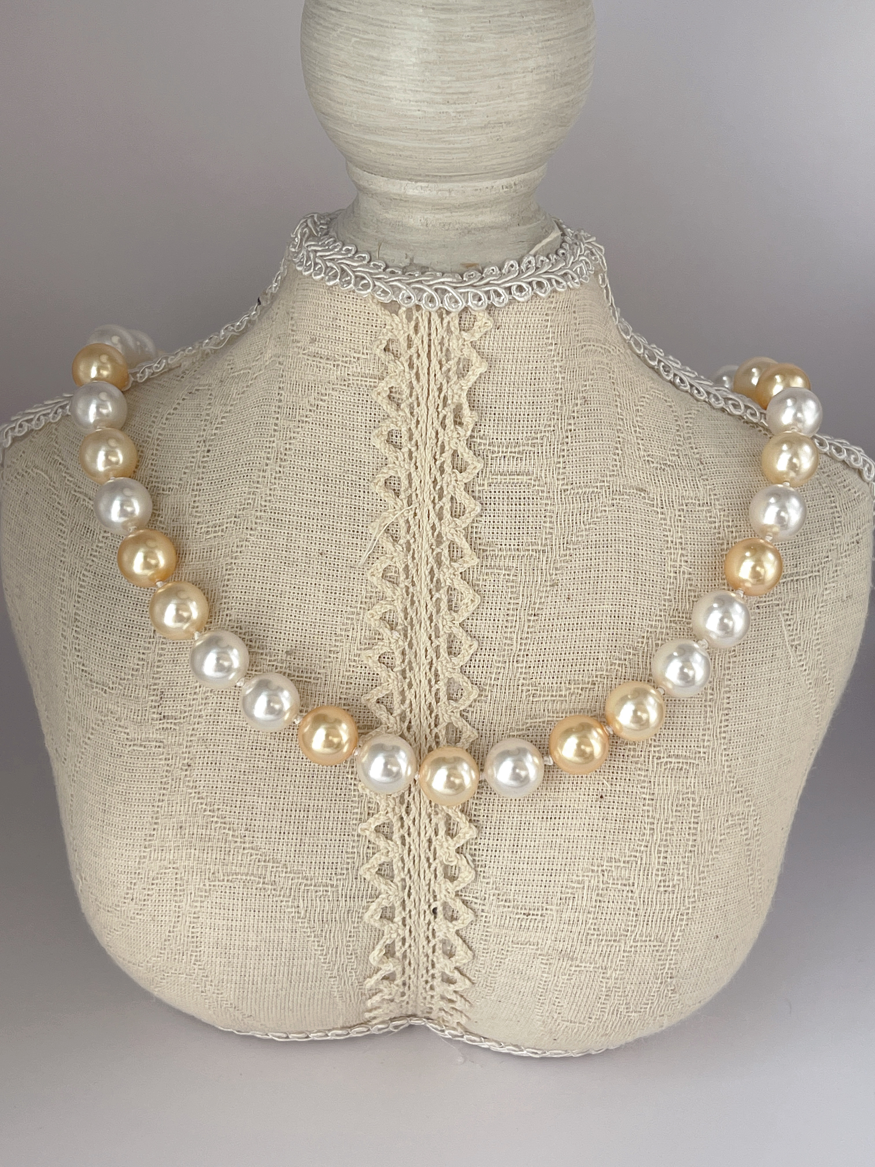 ホワイトゴールド トリコロール パール ネックレス  10mmスワロフスキー　650色+296色+539色