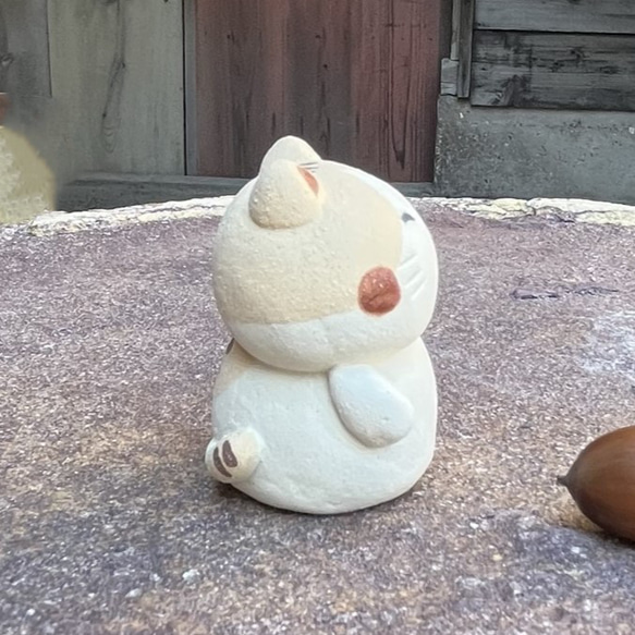 招きねこ　左（茶トラ）　Ｏ-426-A　陶製/Lucky cat/招財貓/Glückliche Katze/भाग्यश 2枚目の画像