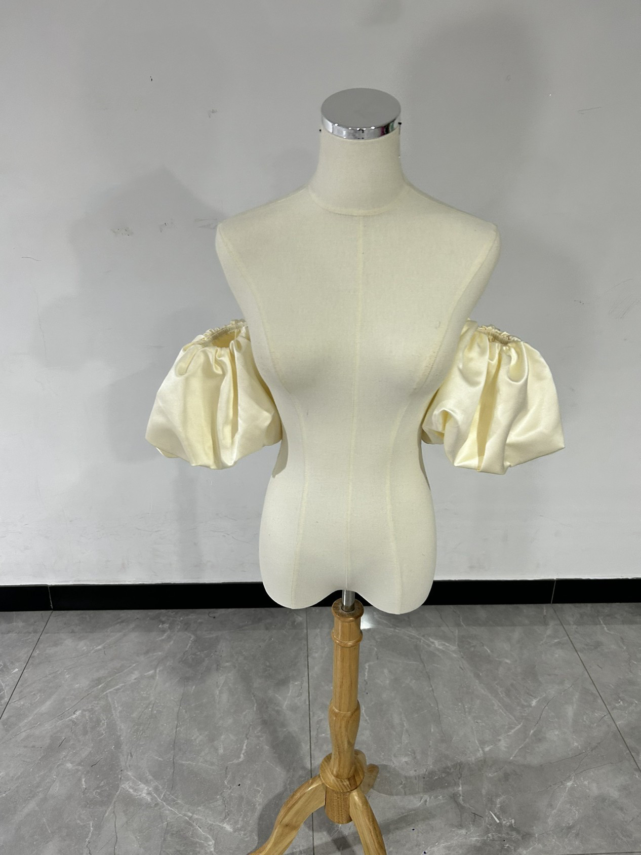 送料無料！高級サテン 取り外し袖 ホワイト ショルダーの付け袖 パフスリーブ オーダー可能 二の腕を隠せるお袖 7,192円