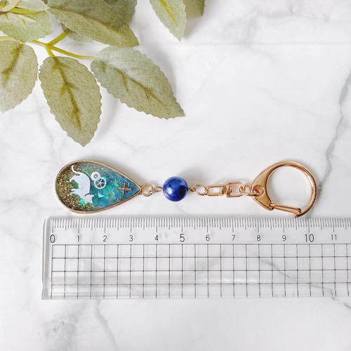 美しい神秘的な猫 しずくキーホルダー チャーム ターコイズブルー 青色
