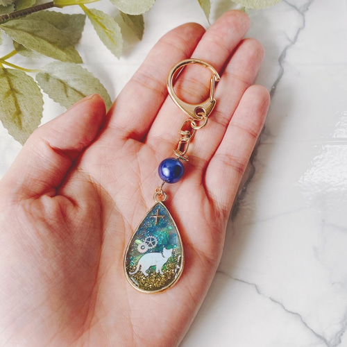 美しい神秘的な猫 しずくキーホルダー チャーム ターコイズブルー 青色