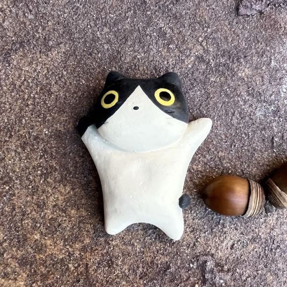 大の字猫 大の字ねこ （白×クロ） O-427-E 陶製/ cat/貓/Katze