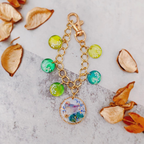 No.3120♡ドライフラワー♡ビーズ♡レジンチャーム♡バッグチャーム バッグチャーム 小鳥とドライフラワー じゃらじゃら キラキラ大人